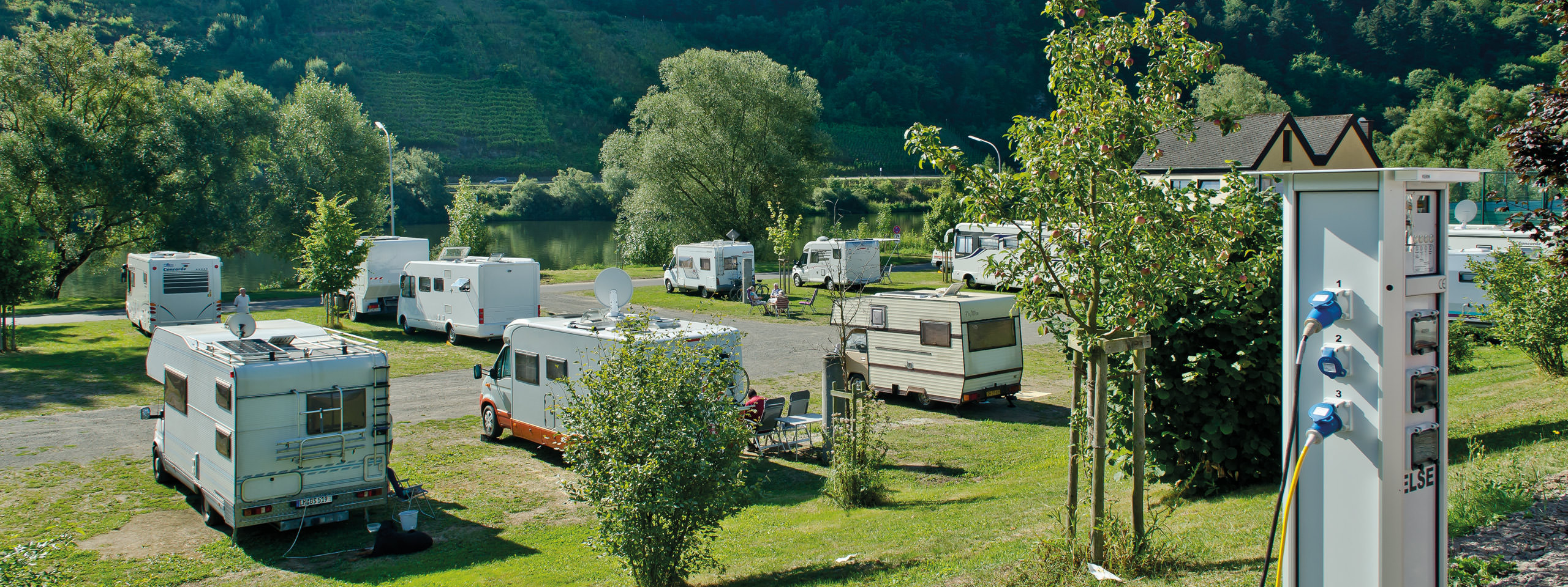 Wohnmobilstellplätze - Campingpark Zell - 4 Sterne Campingurlaub an der  Mosel
